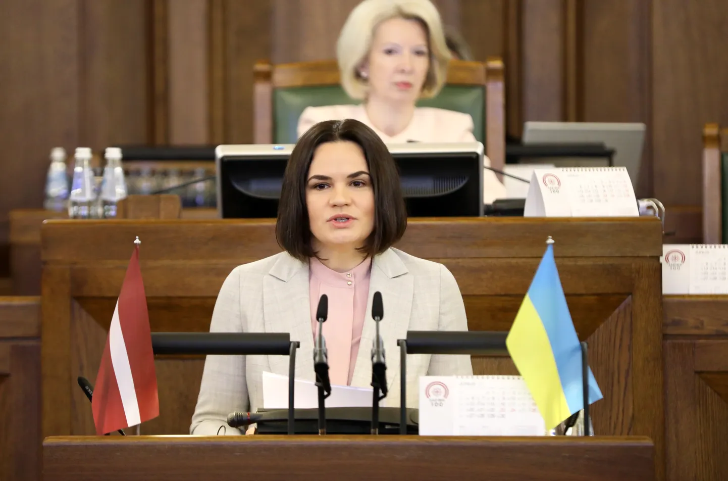 Baltkrievijas demokrātiskās kustības līdere Svjatlana Cihanouska uzrunā klātesošos Saeimas deputātus no Saeimas tribīnes.