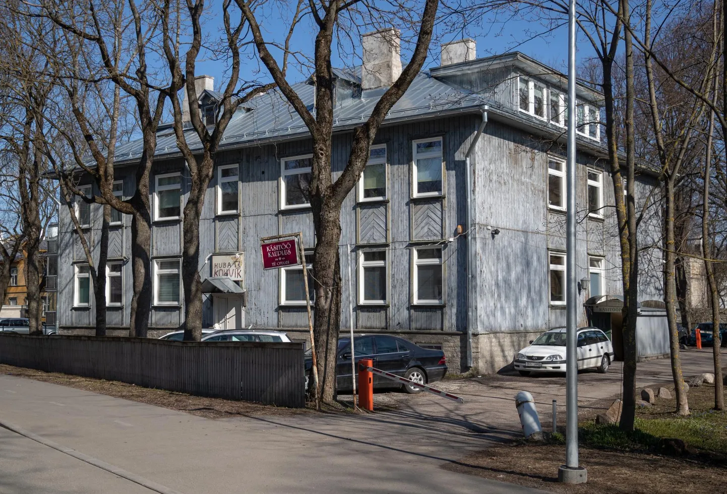 Korruptsiooniaudit ei ajendanud linna aadressil Köleri 8 soodsalt ruume rentivate firmade vastu samme astuma, küll aga hakkasid otsused sündima pärast Postimehe artikli ilmumist.