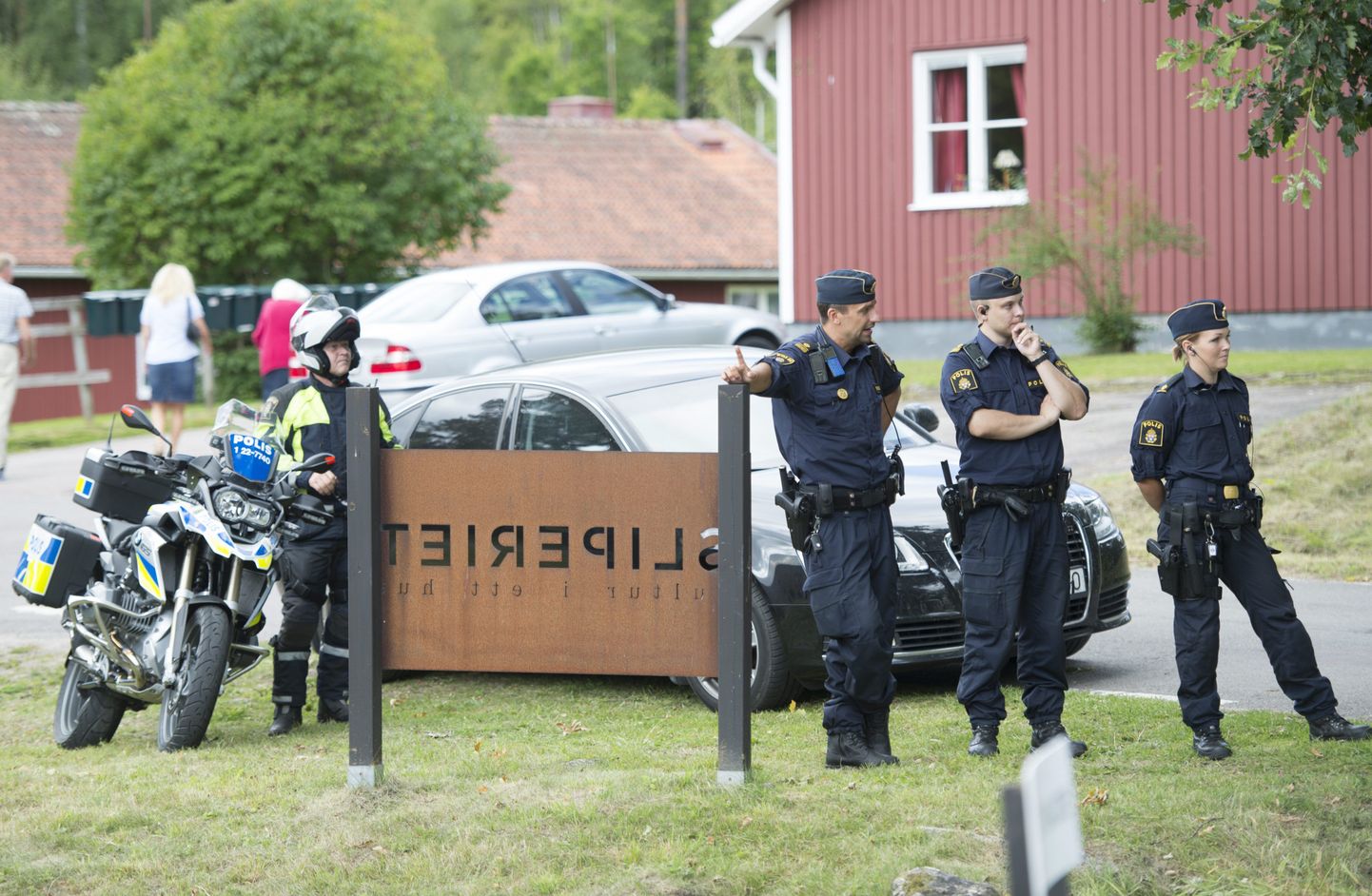 Politseivalve Forshagas, kus Rootsi kuningas Carl Gustaf ja kuninganna Silvia praegu viibivad.