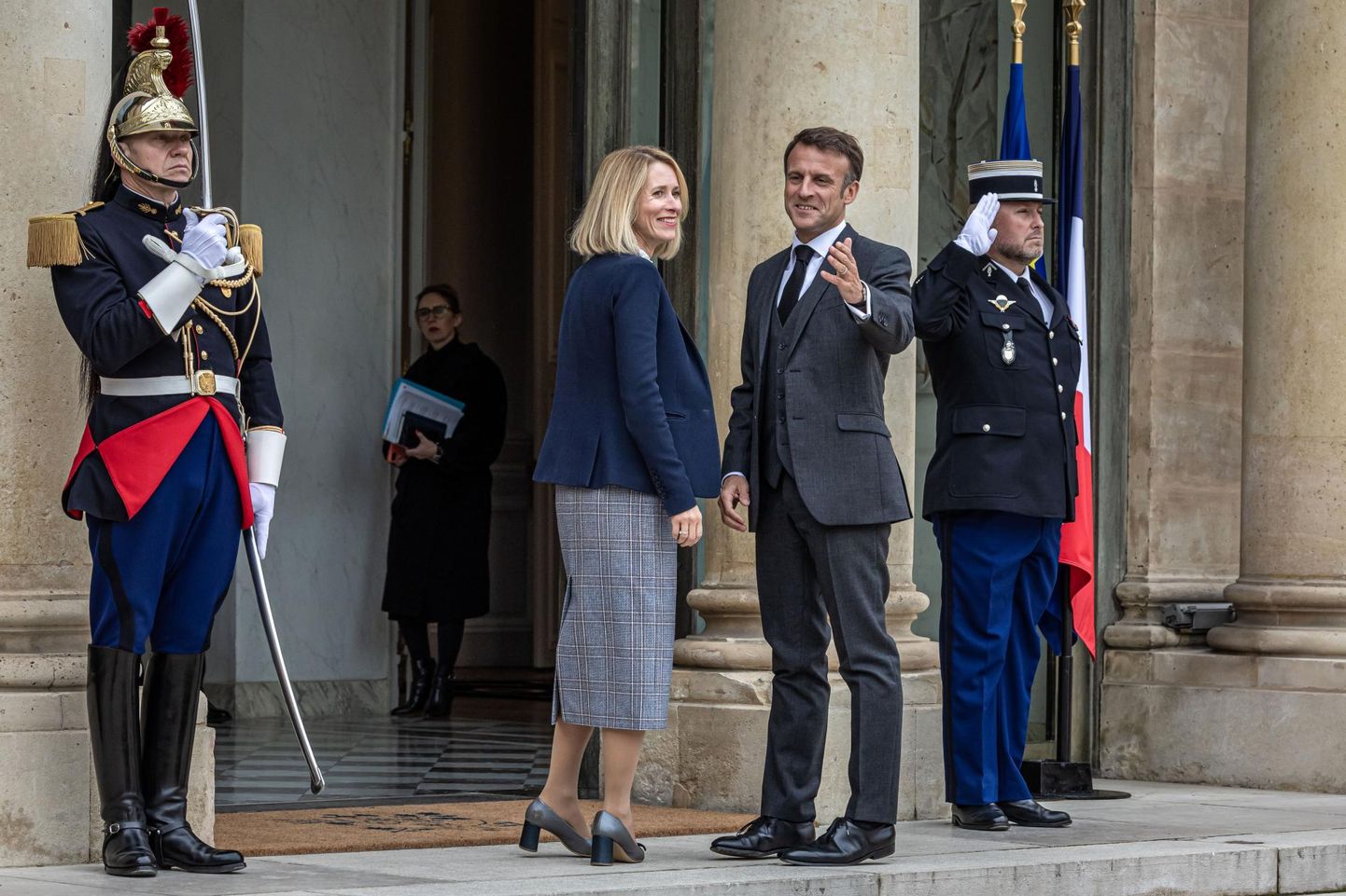Emmanuel Macron tervitab Kaja Kallast. 

 