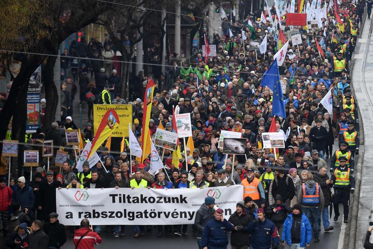 Nädalavahetusel kogunes Budapesti tänavatele tuhandeid inimesi.