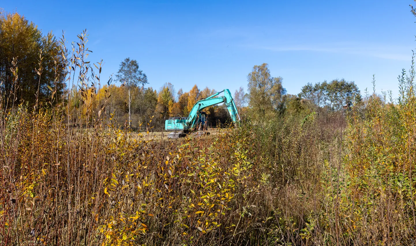 Raadi vana sõjalennuvälja ühes osas käivad võsaniitmistööd, et muuta see ala kõigile loodust nautida soovivatele inimestele avatud pärandniiduks.