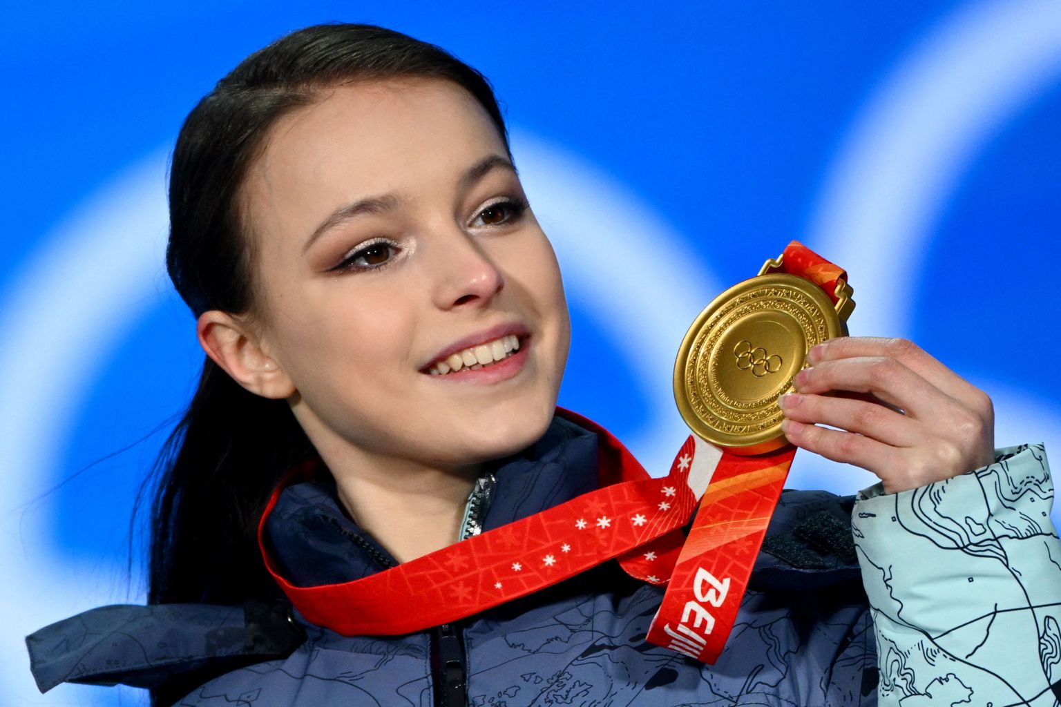Anna Štšerbakova poseerimas Pekingis olümpiakullaga.