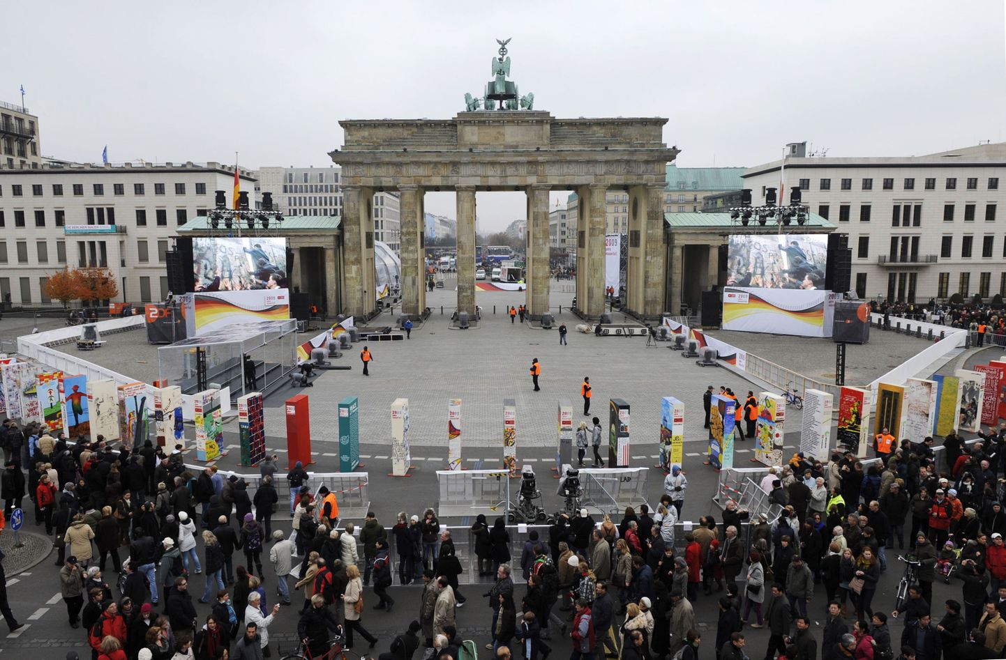 Turistid uudistavad Berliini müüri asukohta tähistavaid erksavärvilisi doominoklotse. Pilt on tehtud 8. novembril.