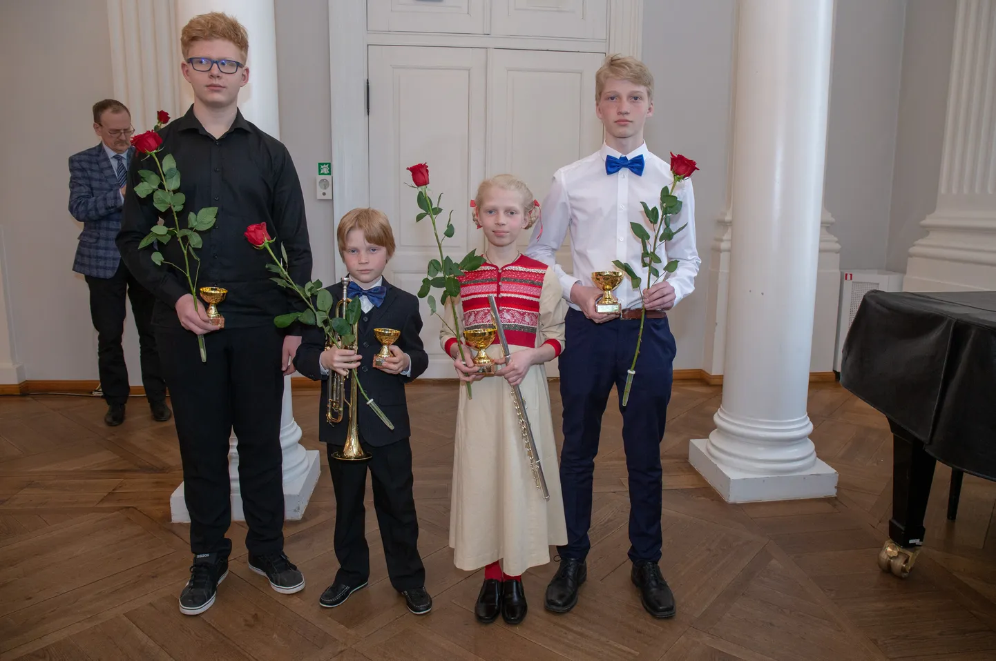 Kolm Vürsti ja üks Täht: Räpina muusikakooli õpilased Aksel Vürst (paremalt), Minna Emilia Vürst, Alfred Vürst ja Jakob Täht  viisid väikesesse kodulinna kokku neli noorte instrumentalistide konkursi karikat.