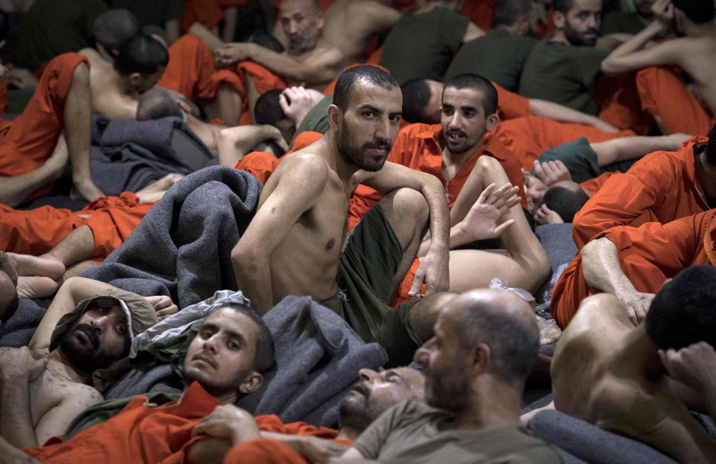 Väidetavalt äärmusrühmitusega Islamiriik (IS) seotud mehed istumas 26. oktoobril Kirde-Süürias Hasakeh's asuva vangla põrandal.