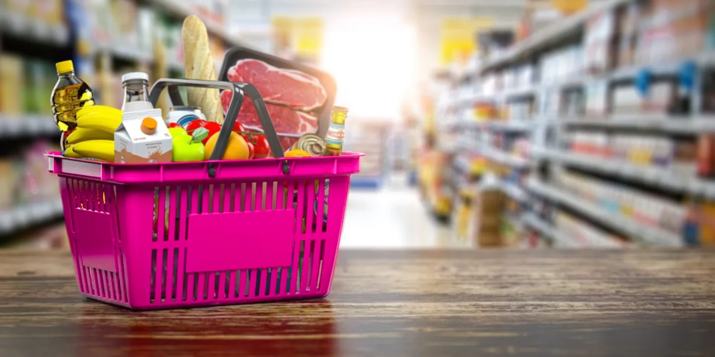 Розовая продуктовая корзина. Снимок иллюстративный.