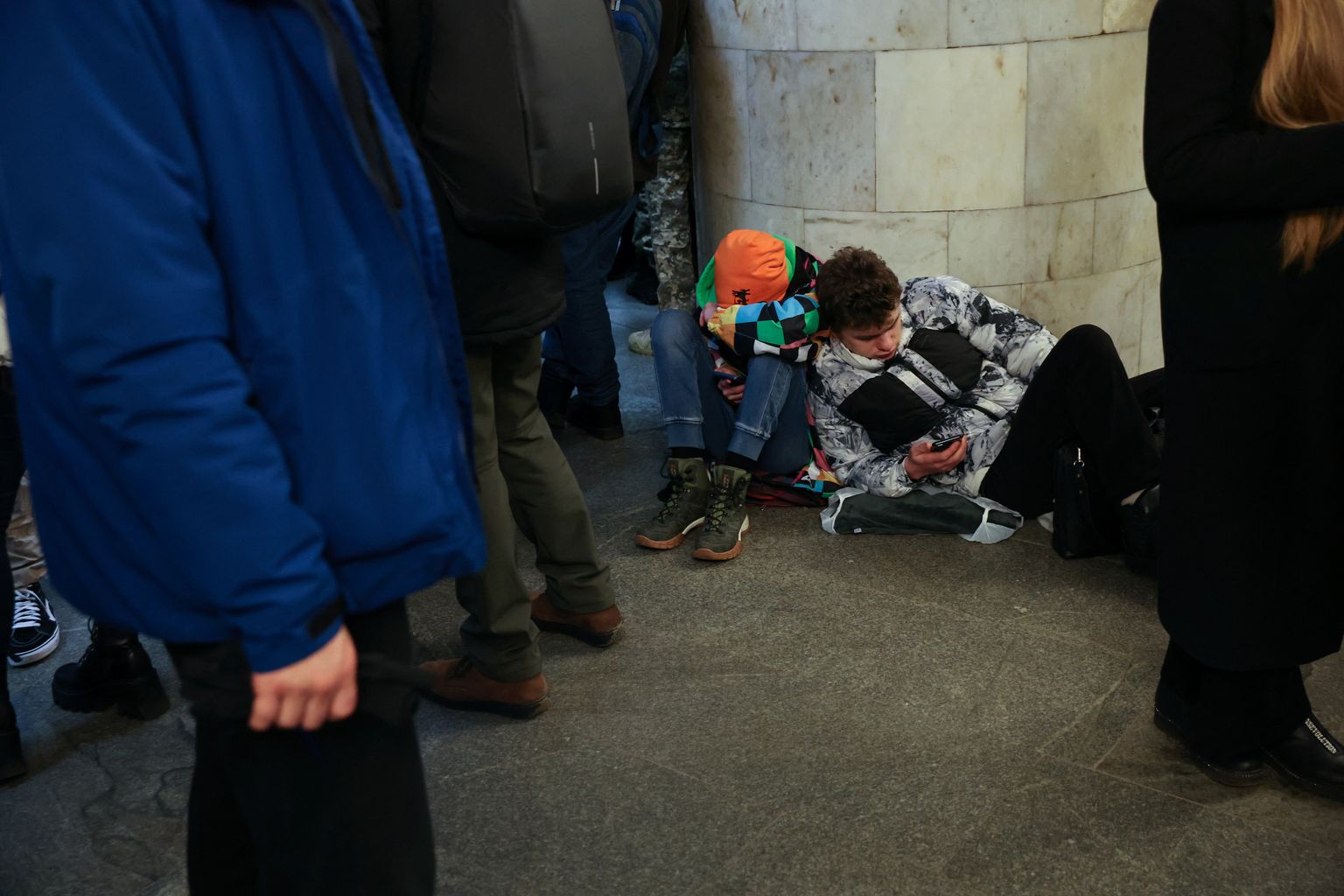 Люди прячутся от ракет в киевском метро