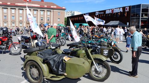 VIDEO JA PILDIGALERII ⟩ Poolsada tsiklimeest kordavad Võidupüha puhul 95 aastat tagasi toimunud tähesõitu läbi Eesti