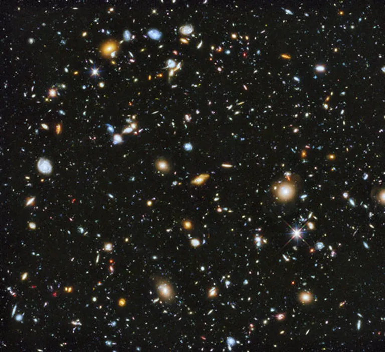 Hubble attēls, kurā redzamas ap 10 tūkstošiem ļoti senu galaktiku. Vecākās no tām veidojušās dažus simtus miljonu gadu pēc Lielā sprādziena 
