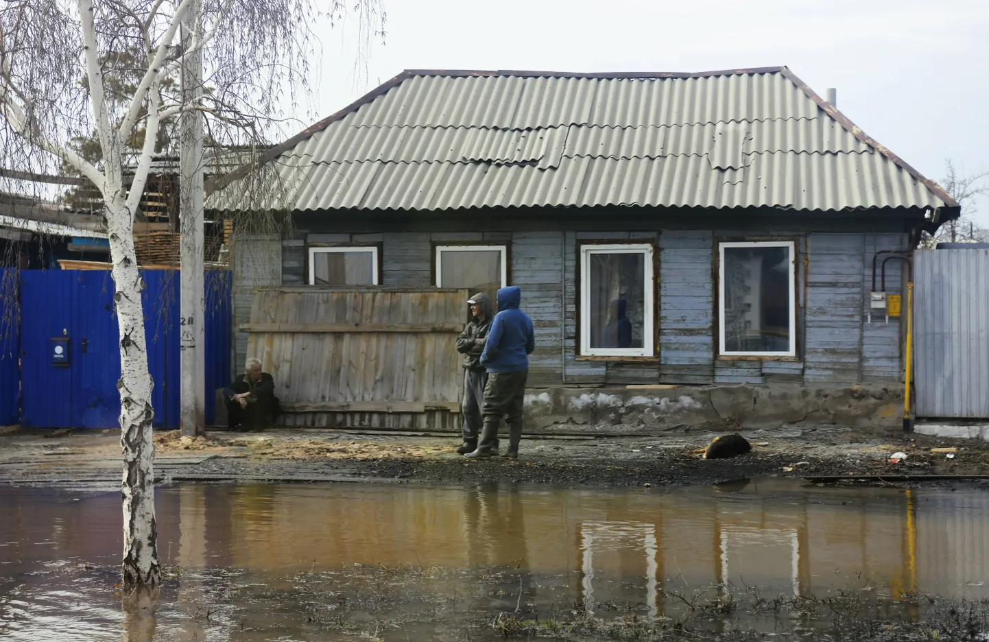Мэр Орска еще утром в субботу говорил, что уровень воды в Урале может снизиться только через полторы-две недели.