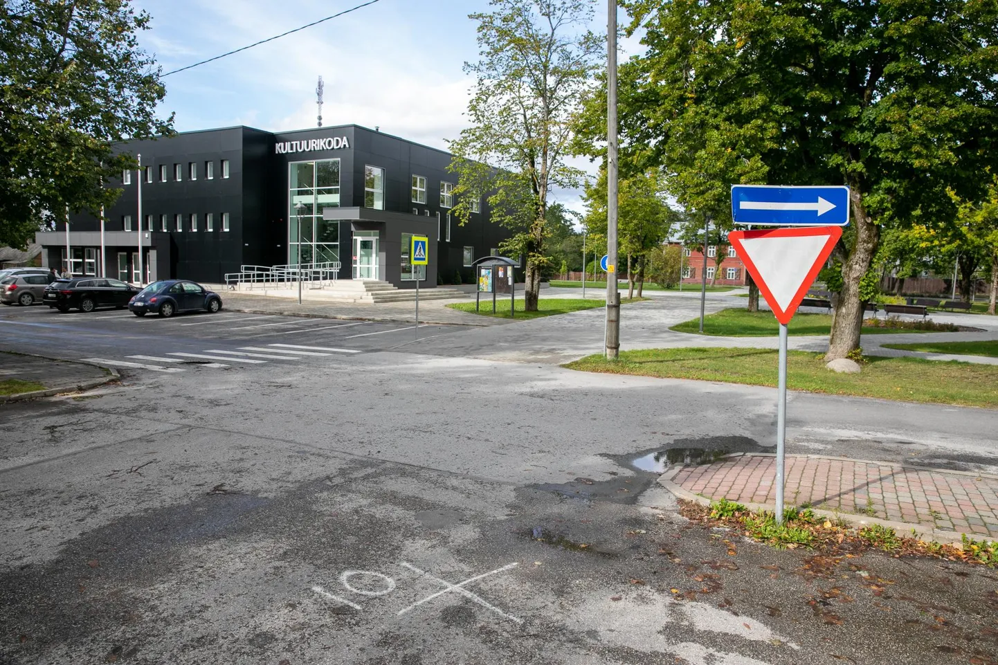 Kultuurikoja parklasse pääseks väikese vasakpõikega, kuid liikluseeskiri seda ei luba.