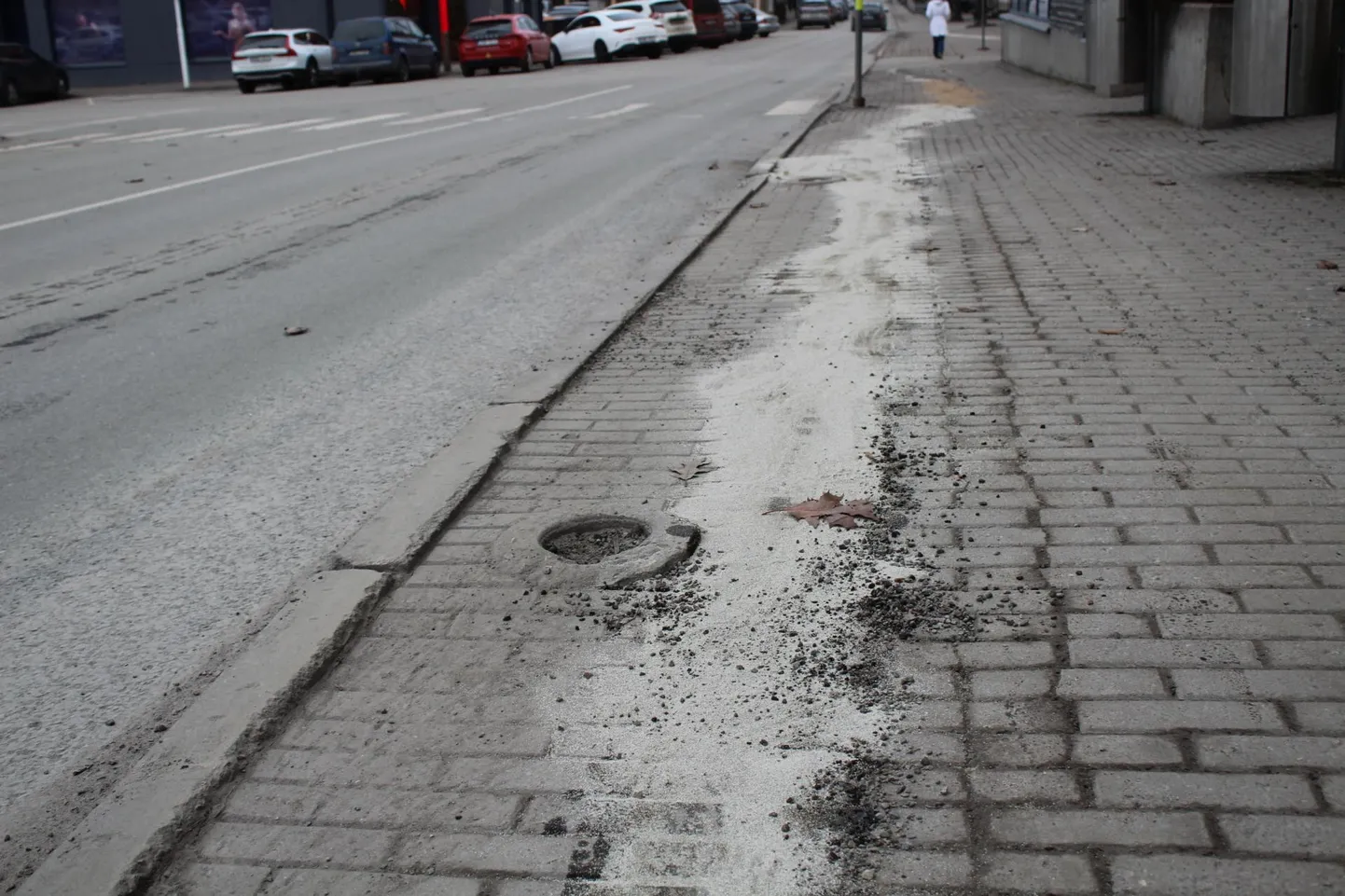 Õlireostus Laada tänava kõnniteel.