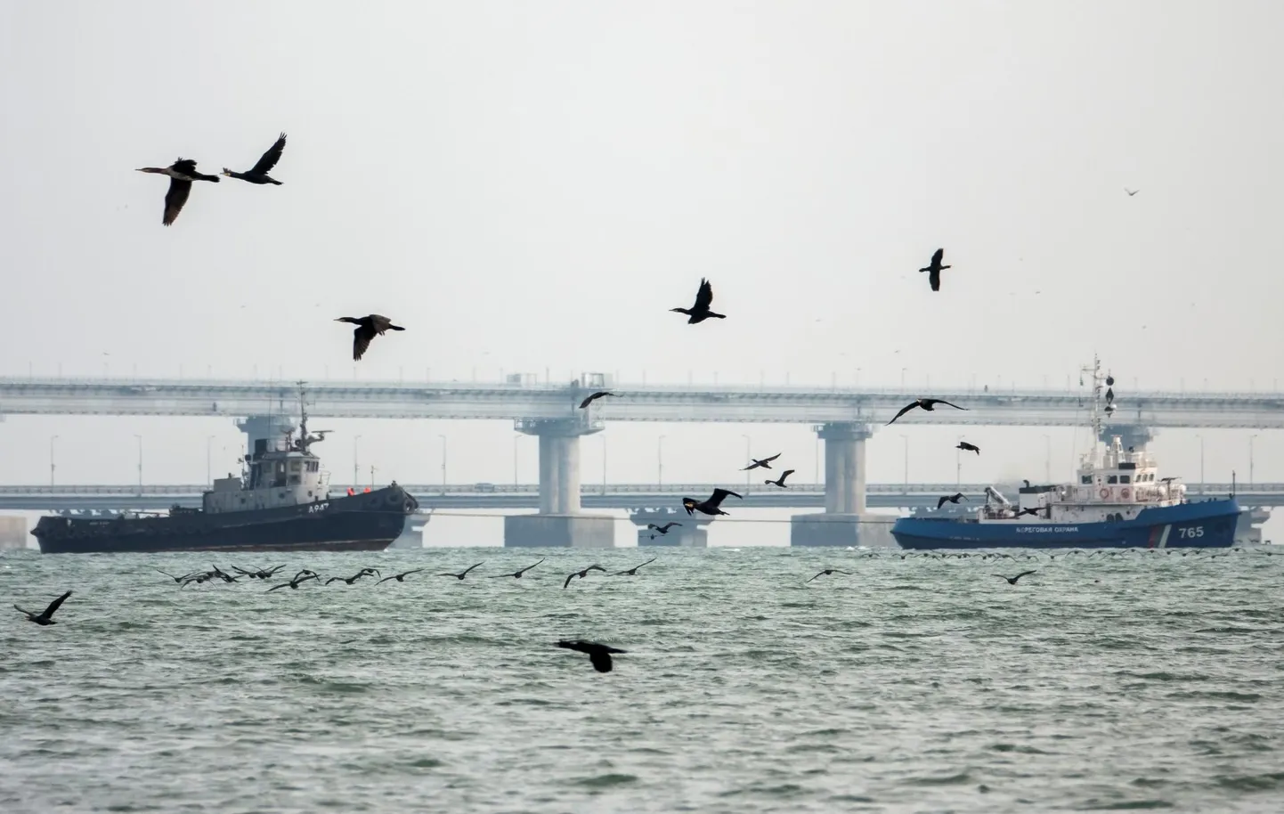 Ukraina mereväe aluse pukseerimine Kertši silla juures.