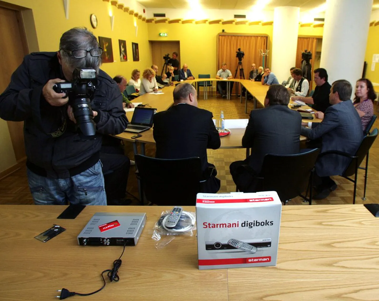 Fotomeenutus septembrikuiselt pressikonverentsilt majandusministeeriumis, kus teemaks oli kaabel-TV operaatorite üleminek digisignaali edastamisele.