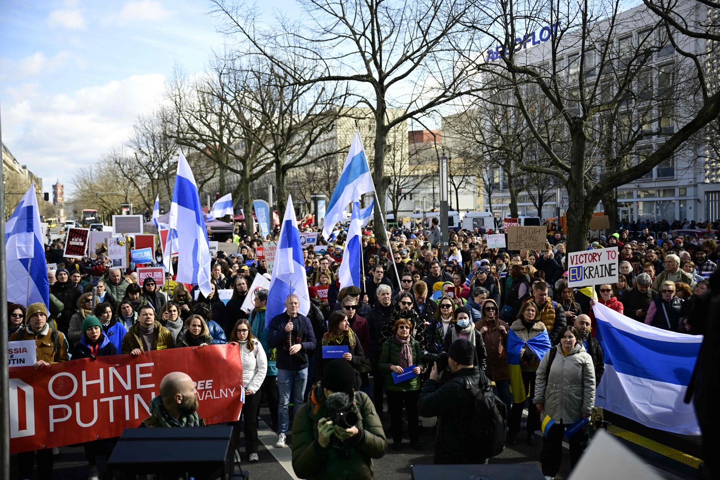 Venemaa presidendivalimiste vastane protest 17. märtsil 2024 Saksamaal Berliinis. Näha oli ka valge-sini-valge lippe, mis algselt oli Venemaa agressioonisõja Ukrainas vastuseisu sümbol, kuid nüüd tähistavad protestimist ka Vene poliitikute ja võimu vastu