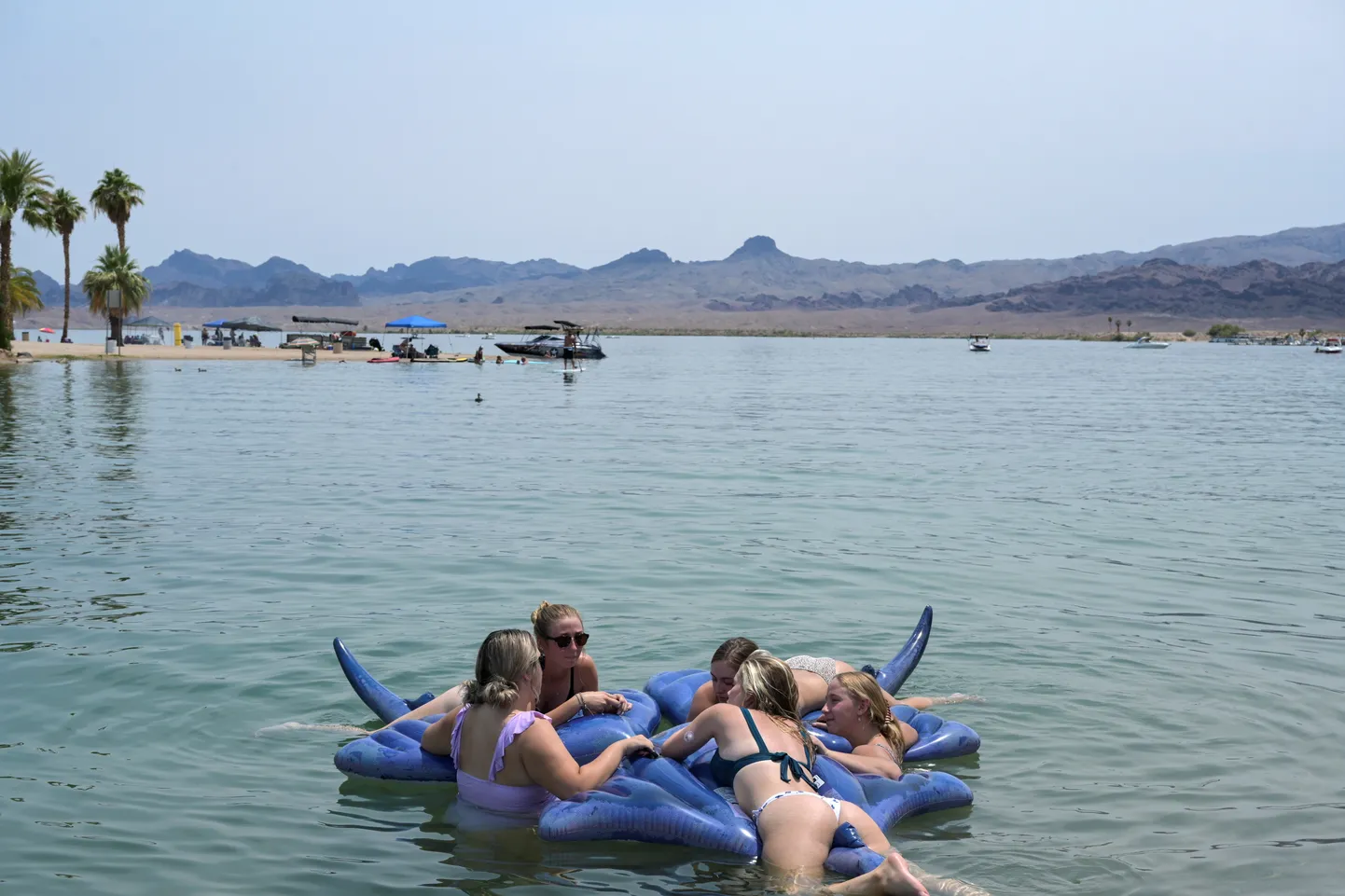 Arizona inimesed püüavad kuumale järves supeldes leevendust leida.