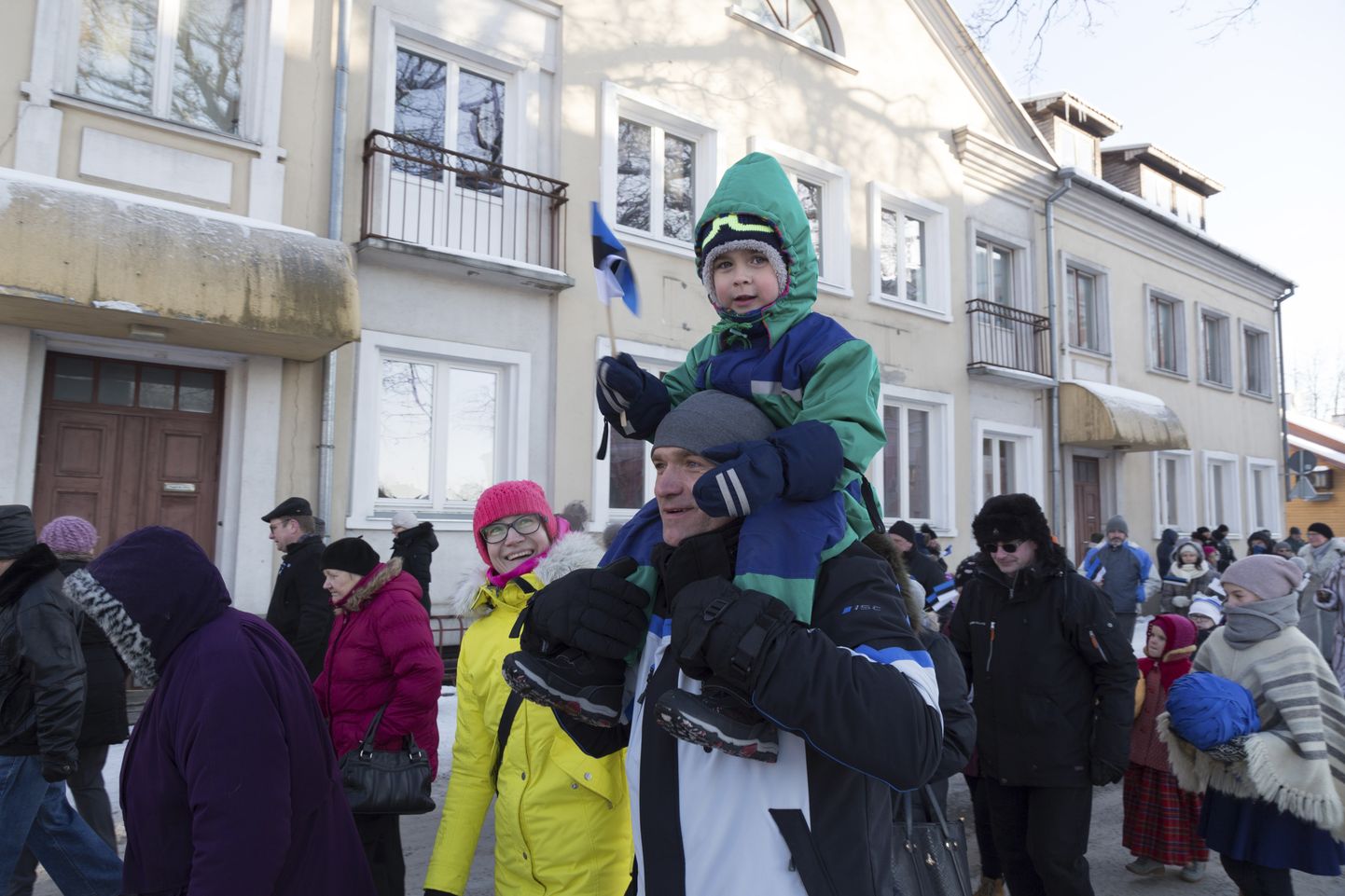 Sinimustvalge lipuga Artur Pramann isa Priidu kukil ning ema Reet kõrval kõndimas – nii läbis väikemees oma esimese Eesti sünnipäeva rongkäigu.
