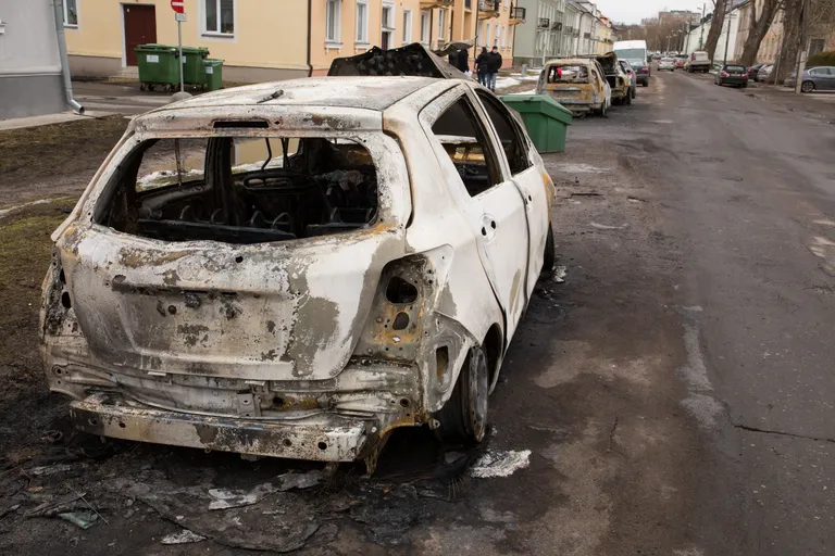 Asula tänaval süüdati mitu autot. Foto: Jaanus Lensment