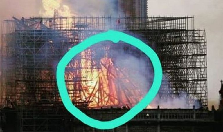 Pilt Pariisi Jumalaema kiriku põlengust, millel Lesley Rowani arvates on näha Jeesust