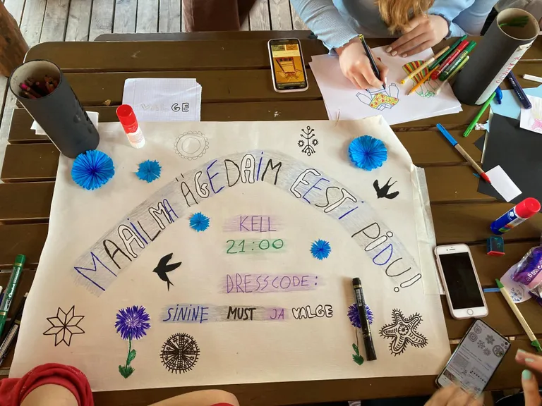 Diasporaa noorte eesti keele ja kultuuri laagris 2021. aasta suvel Viljandimaal Veneveres valminud ühistöö.
