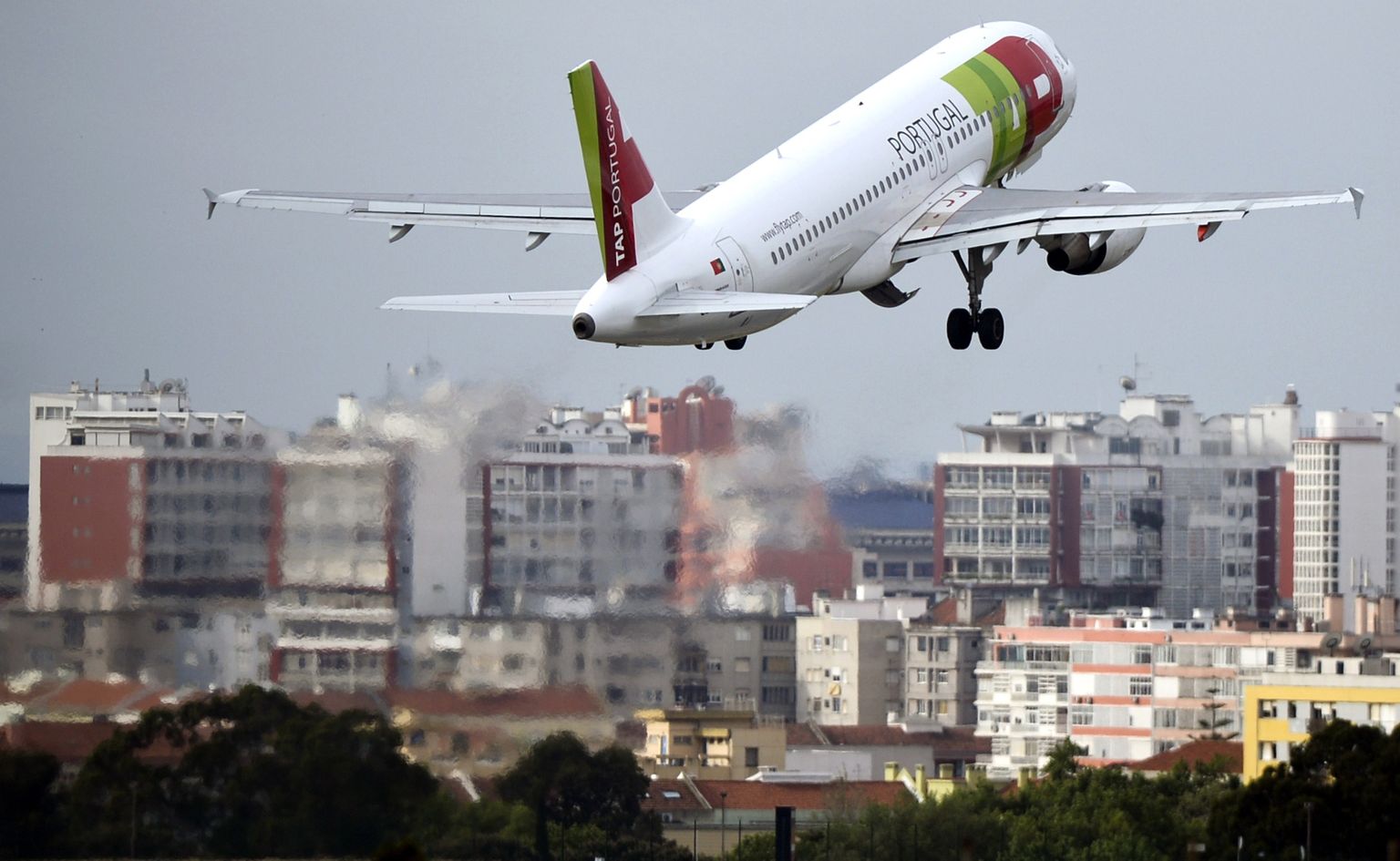 TAPi lennufirma lennuk tõusmas Lissabonist õhku.