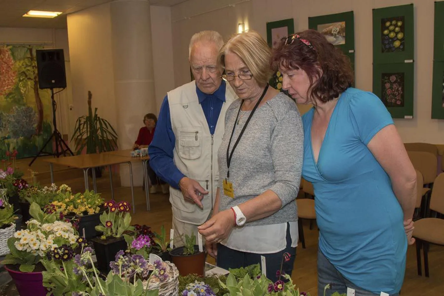 Võhma lillepäeva oksjonil viibutas haamrit Ants Saluste (vasakult), oksjonit aitas korraldada aiandusseltsi Kanarbik juhatuse liige Riina Pakane ning mitmele priimulale viskas silma Elke Wüthrich.