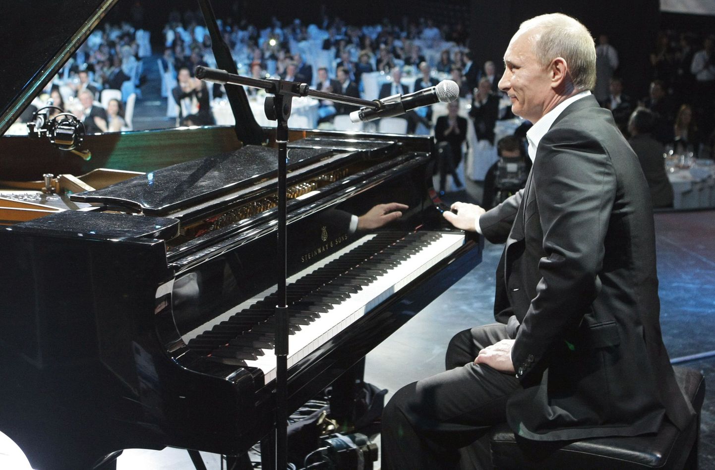 Vladimir Putin heategevuskontserdil Peterburis 10. detsembril 2010.