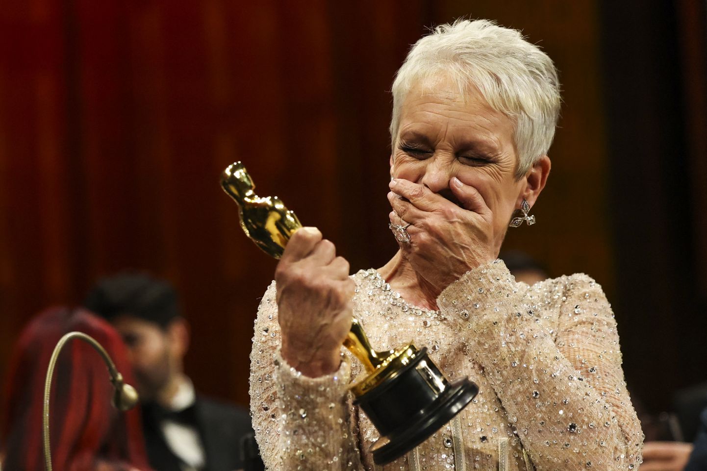 Jamie lee Curtus sai oma esimese Ameerika filmiakadeemia auhinna, milleks on naiskõrvalosatäitja Oscar rolli eest filmis «Everything Everywhere All at Once» («Kõik kõikjal ja korraga»)