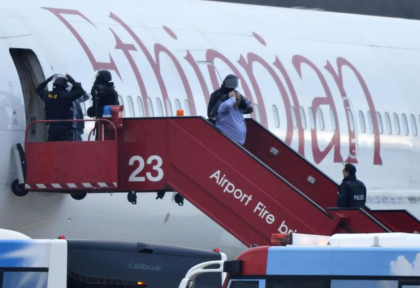 Šveitsi eriüksuslased jälgimas lennukist väljuvaid reisijaid.