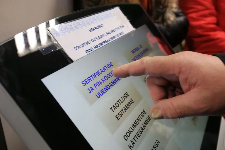 Lõuna Prefektuuri kodakondsus- ja migratsioonibüroo Tartu teeninduse järjekorra-automaat.