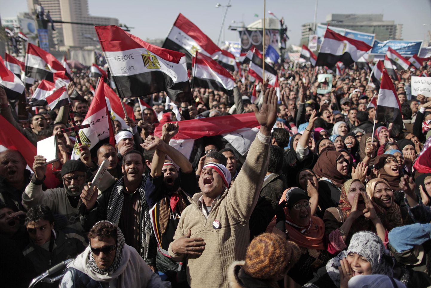 Egiptlased kogunesid Tahriri väljakule tähistama aasta möödumist Hosni Mubaraki vastase ülestõusu algusest.