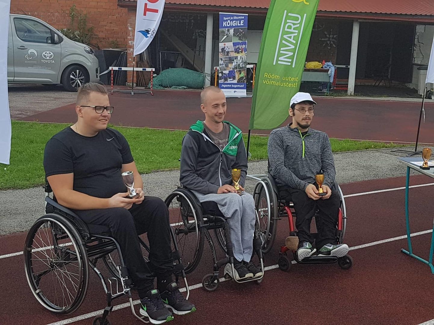 100 meetri ratastoolisõidu esikolmikusse mahtus kaks pärnakat: teise koha saavutas Karel Jürisoo (vasakul) ja kolmanda Kaspar Vomm (paremal).