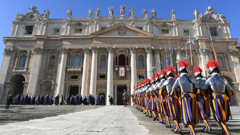 Šveits külmutas Vatikani skandaali tõttu pangakontod