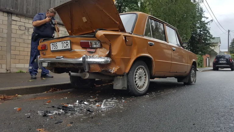 Lõhutud Lada Vaba tänaval.