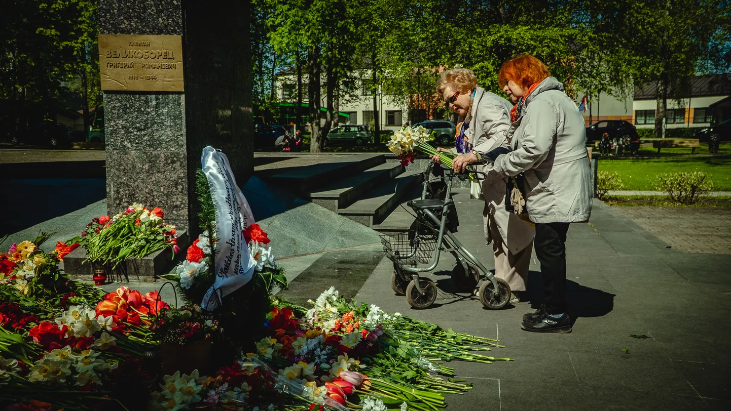 Возложение цветов к советским памятникам в Даугавпилсе 9 мая