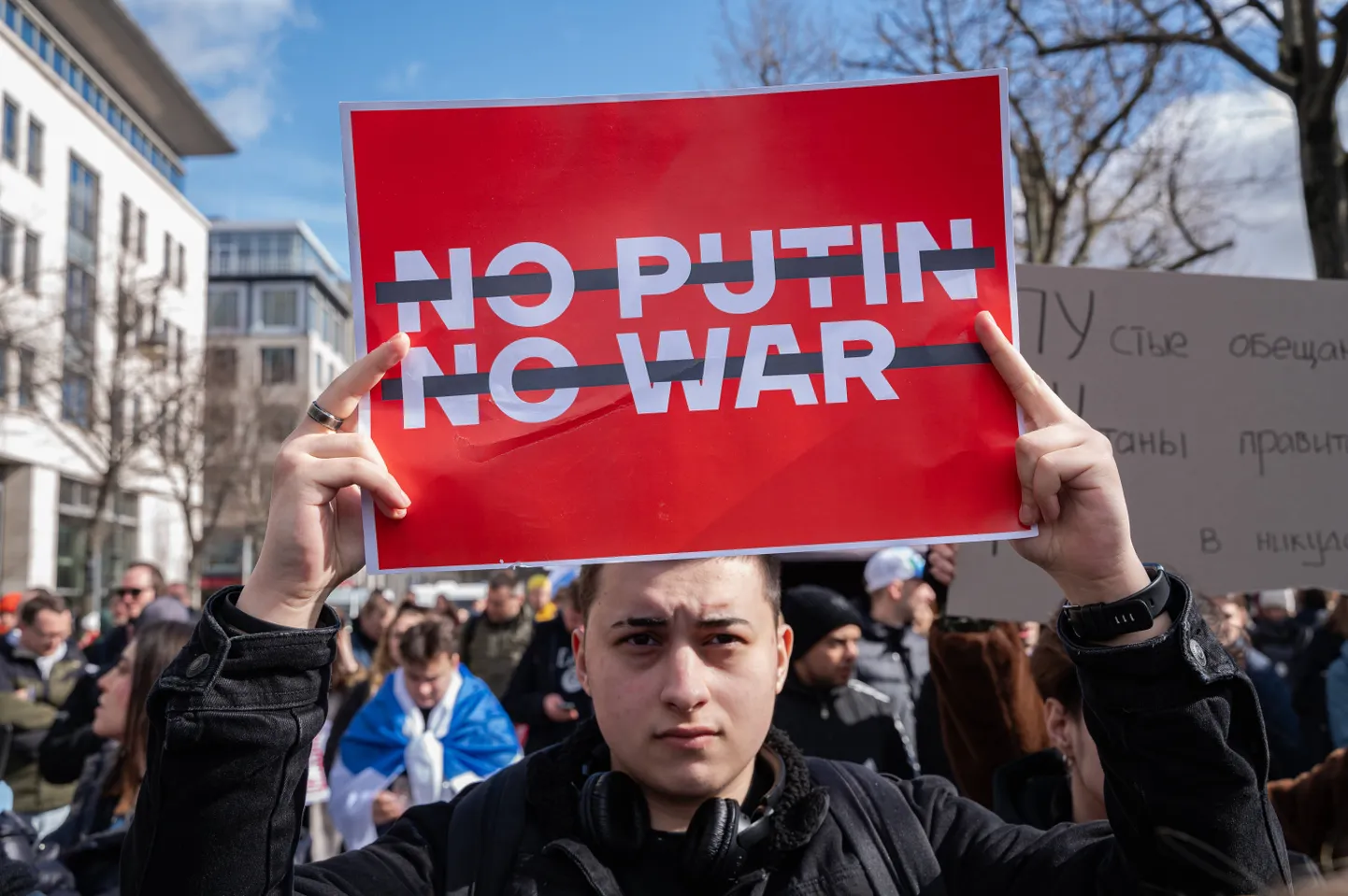 Venemaa libapresidendivalimiste aegsed meeleavaldused Saksamaal. Tuhanded Vene kodanikud seisid Berliini Vene saatkonna ukse taga, et anda protestihääl 17. märtsil 2024. a.