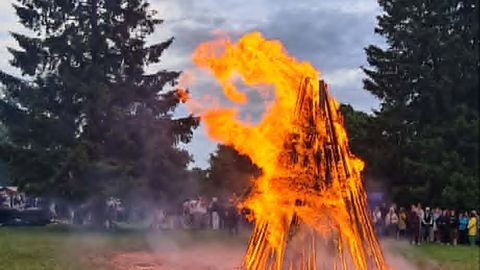 VIDEO ⟩ Kadrina jaanilõkke pidid viimaks kustutama päästjad