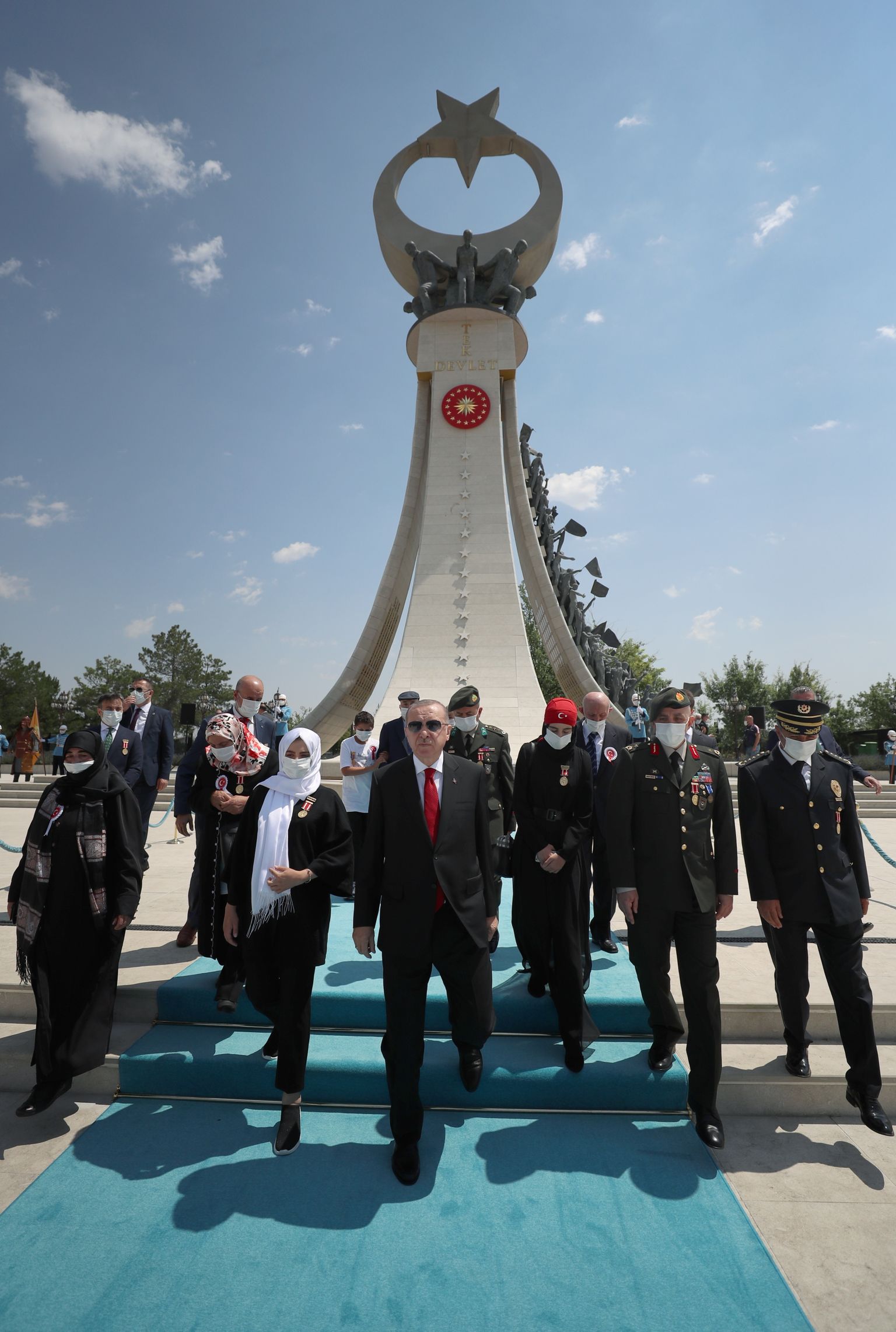 Türgi president külastamas riigipöördekatses hukkunutele pühendatud mälestusmärki.