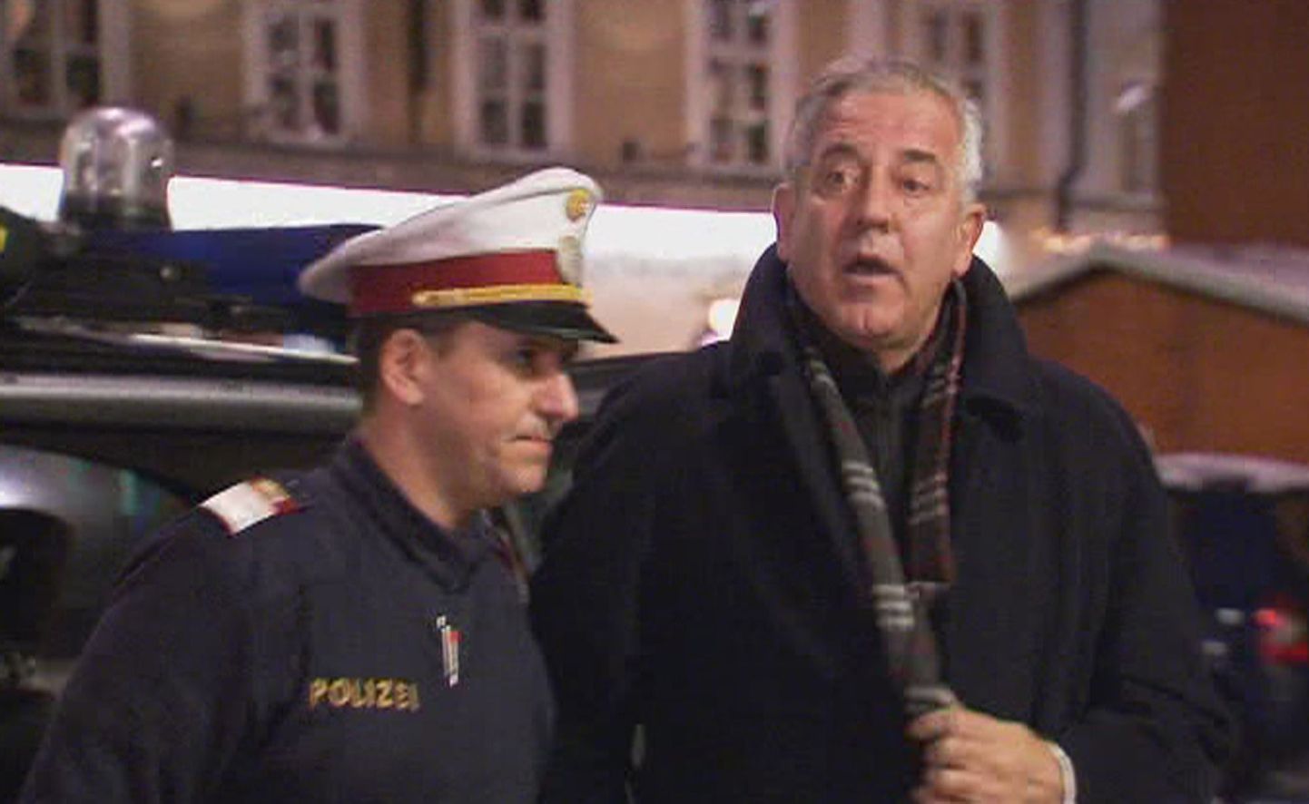 Horvaatia ekspeaminister Ivo Sanader eile koos Austria politseinikuga.