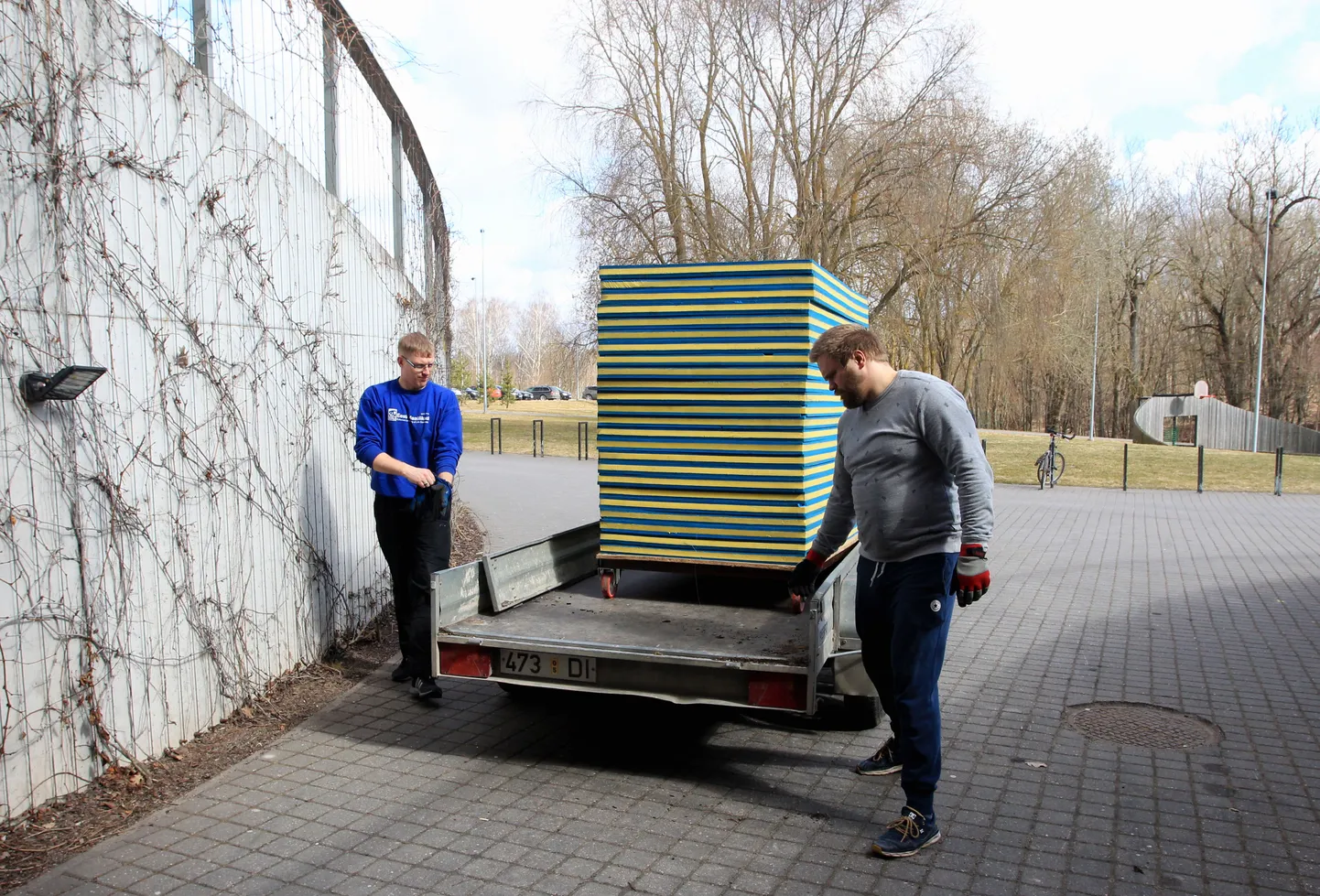 Neljapäeval vedasid maaülikooli spordiklubi maadlustreener Veiko Proovel (vasakul) ja Palusalu võistlustel raskekaalus matile astuv Kaarel Maaten maaülikooli spordihoonesse matikoormaid. Võistlusteks pannakse neist kokku kaks väljakut.