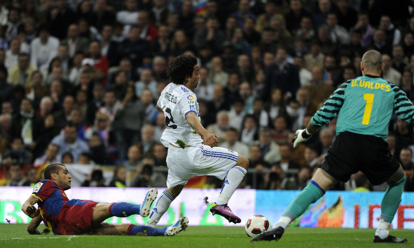 Dani Alvese (vasakul) vea järel Marcelo (keskel) vastu teenis Madridi Real penalti, mille Cristiano Ronaldo ka realiseeris.