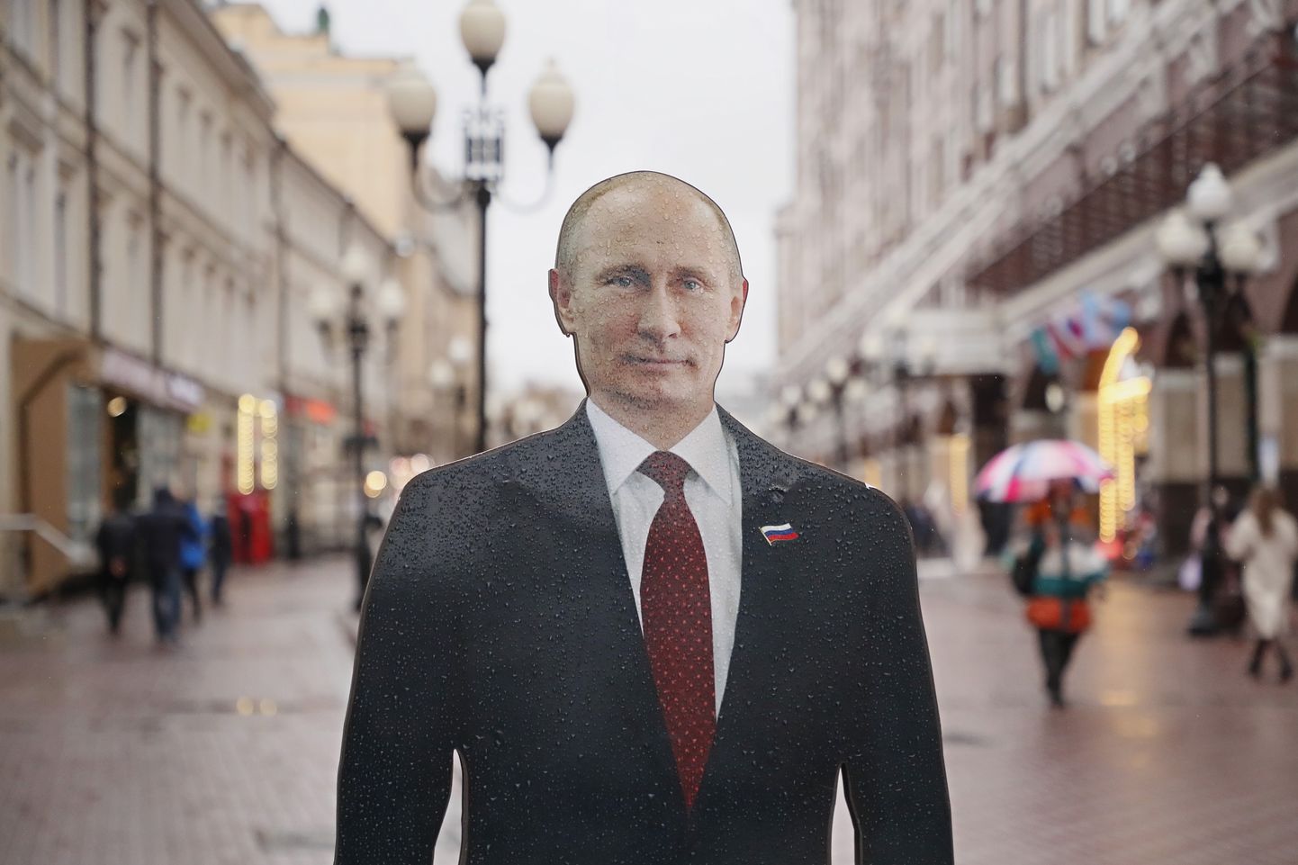 Фигура президента РФ в натуральную величину в сувенирных магазинах Москвы, 14 ноября 2023 года.