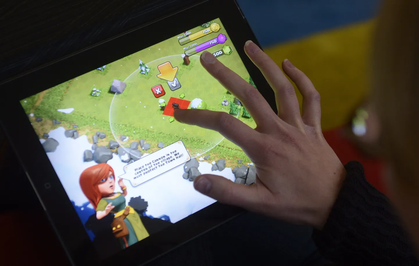 Naine mängib strateegiamängu Clash of Clans.