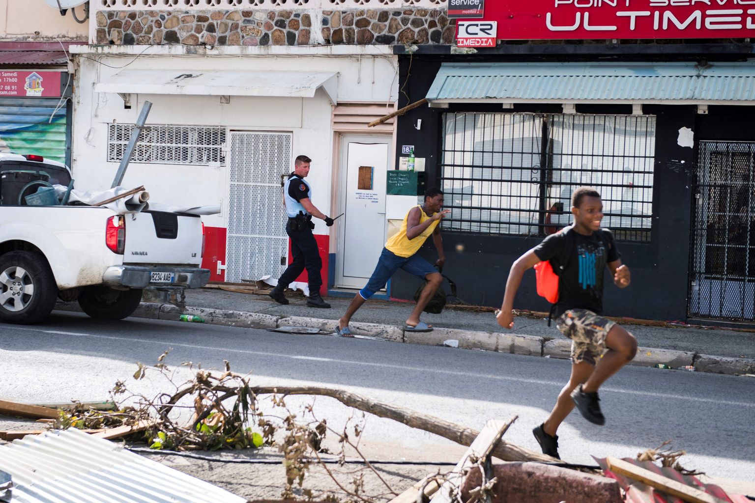 Saint-Martini saarele abiks saadetud Prantsuse sõjaväepolitsei peletab eemale orkaanist räsitud piirkonda rüüstavaid vandaalitsejaid.