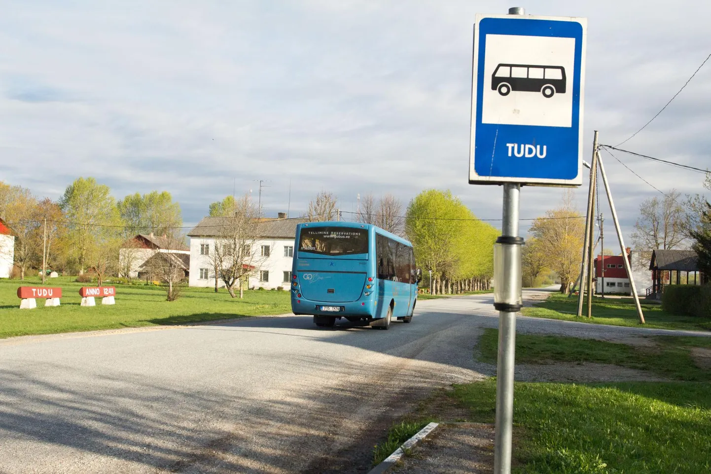 Tudu on läbi aegade olnud metsatööliste asula, kuid 1980-ndate lõpus üritati seal töökohti luua ka naisperele.