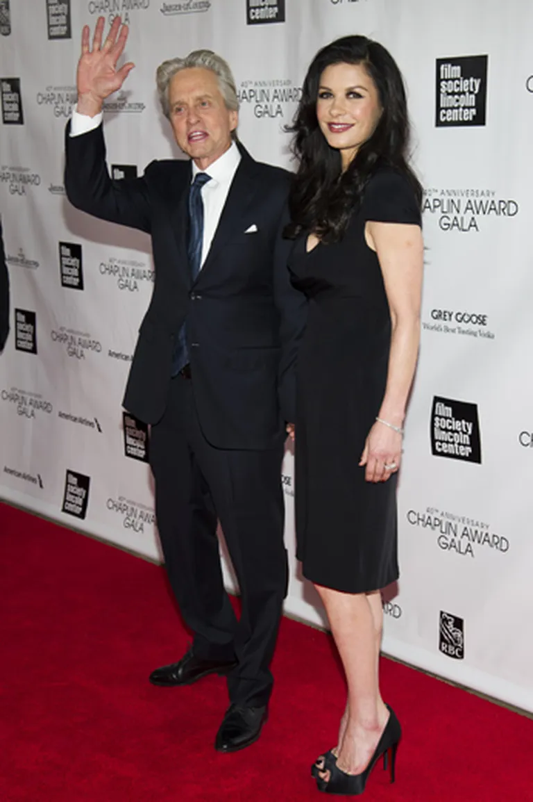 Aktrise Katrīna Zeta Džonsa (42) ar vīru - aktieri Maiklu Duglasu (67) 