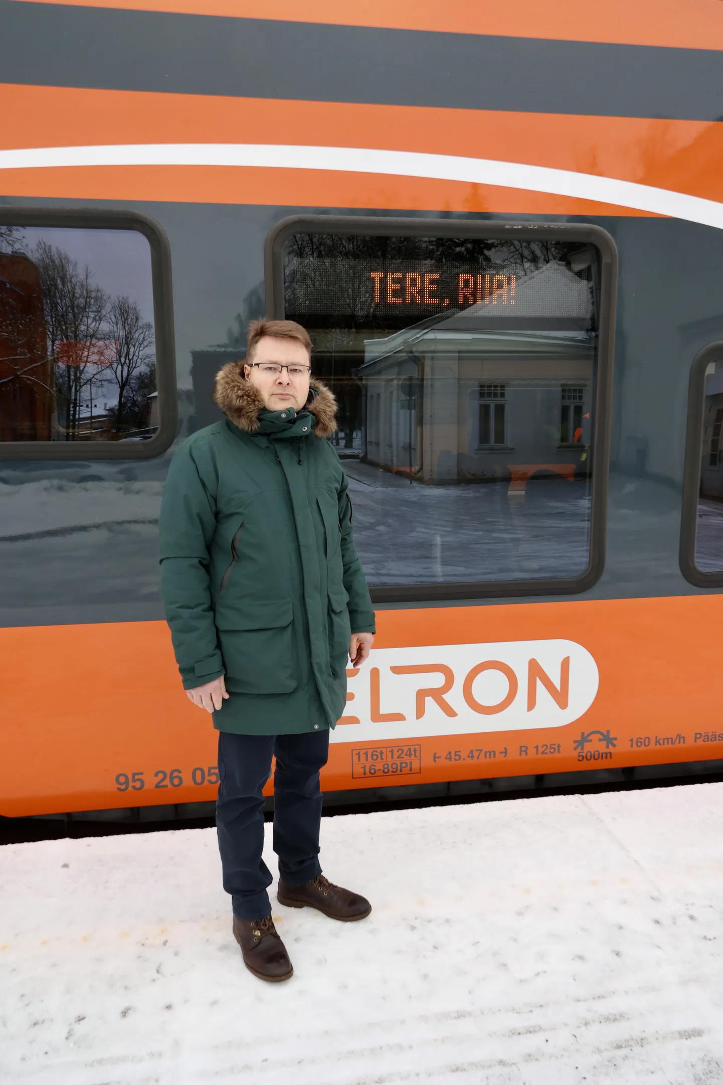 Teisipäevae ennelõunal võis Valgas näha Elroni rongi Lembitu, mis asus peagi Riia poole ning seda testsõidu eesmärgil. Fotol on Elroni tehnikavaldkonna juhatuse liige Märt Ehrenpreis.