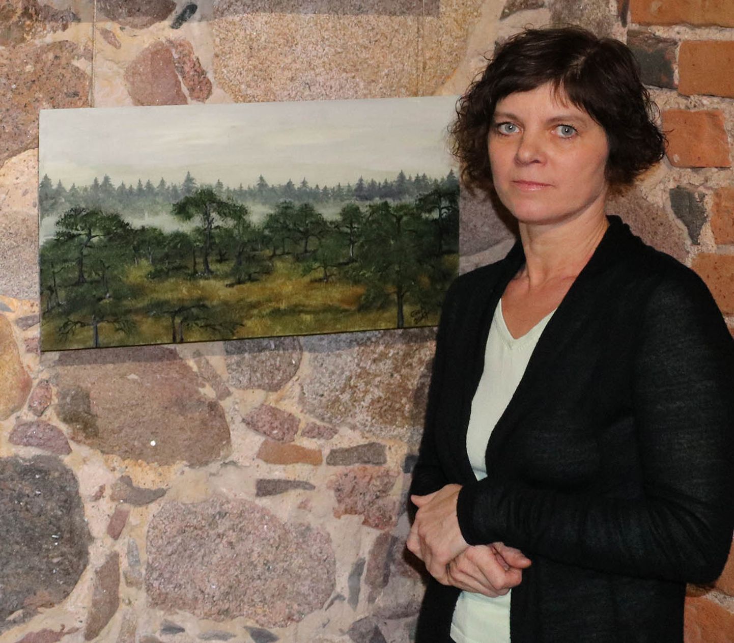 Lasteaias Vikerkaar kokana töötav Eve Austa pani üles oma maalide ja joonistuste näituse.