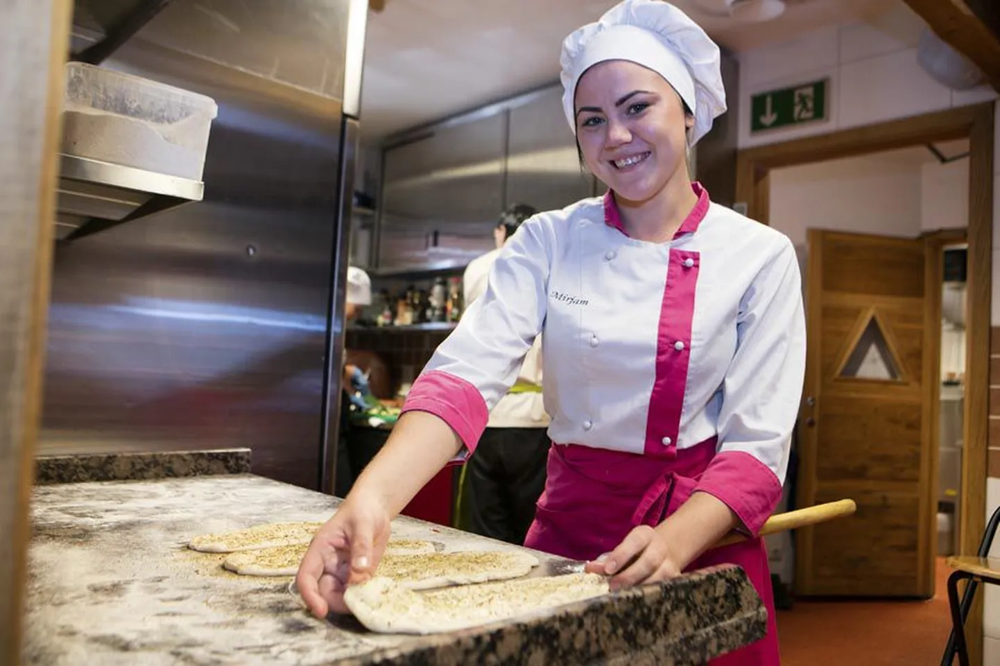 Praktikant Mirjam Talts tunneb end Amrita Cafés töötades suurepäraselt.